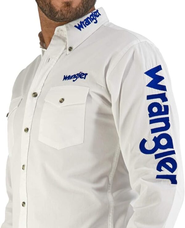 Camisa Wrangler blanca con logo azul en manga